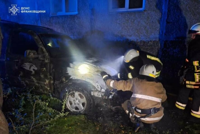 Вночі в Івано-Франківську згорів автомобіль (ФОТО)