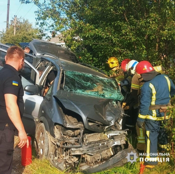 Смертельна ДТП на Прикарпатті: одна жінка померла від травм, ще кілька осіб травмовано (ФОТО)