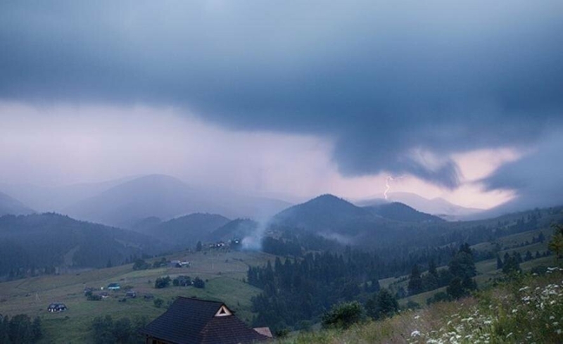 Прикарпаття місцями заливатимуть грози: можливе підтоплення господарств