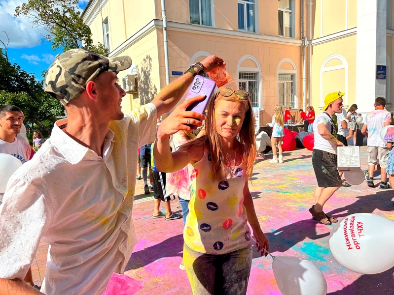 Яскраві моменти Holi-fest у Ніжині