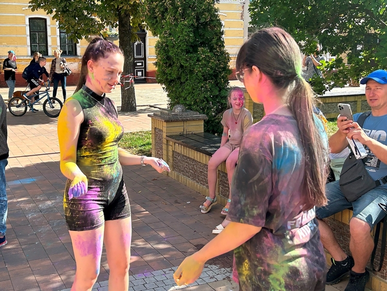 Яскраві моменти Holi-fest у Ніжині