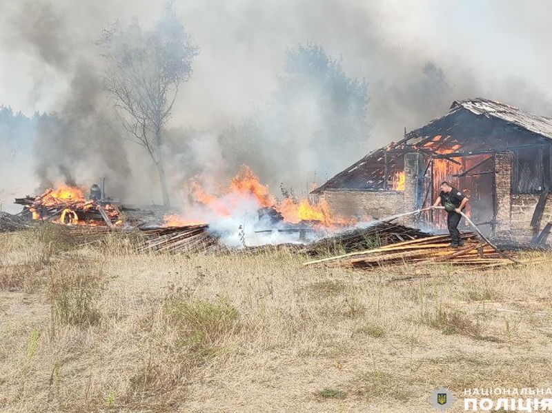 На прикордонні Чернігівщини внаслідок ворожих обстрілів згоріли 25 будівель