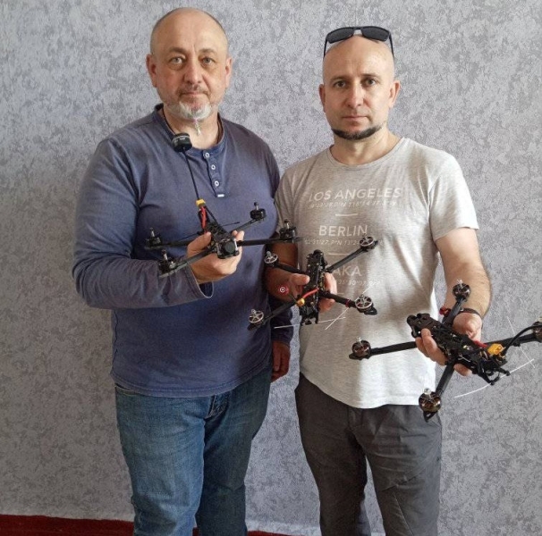 Ніжинські волонтери зібрали FPV дрони за кошти з благодійних скриньок