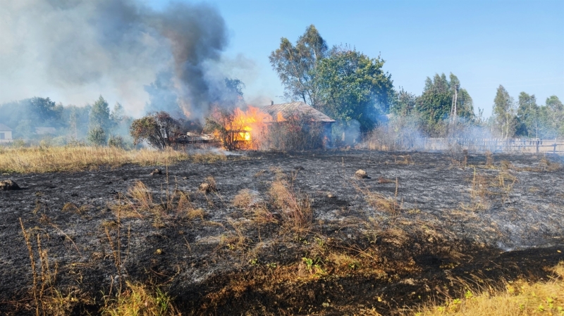 Рятувальники Корюківщини: за один день у двох селах згоріли сім хат і вісім господарчих будівель