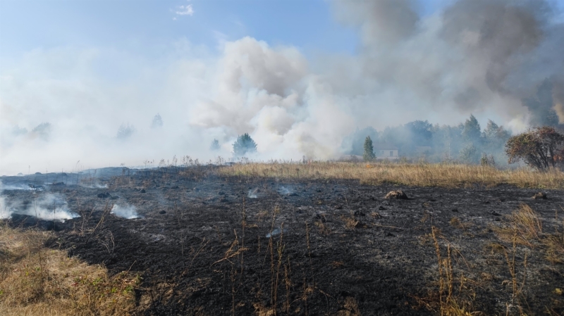 Рятувальники Корюківщини: за один день у двох селах згоріли сім хат і вісім господарчих будівель