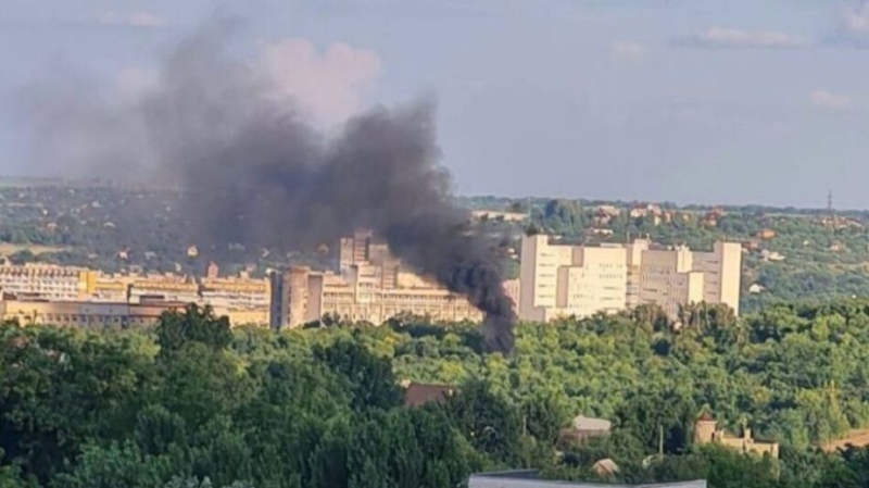 У Дніпрі уже більше години вирує пожежа. Чорний дим стоїть стовпом