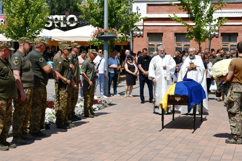 У Ніжині провели в останню дорогу загиблого Героя Олександра Процька