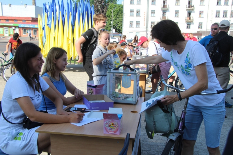 У Ніжині відбувся ювілейний благодійний велопробіг. Збирали кошти на ЗСУ