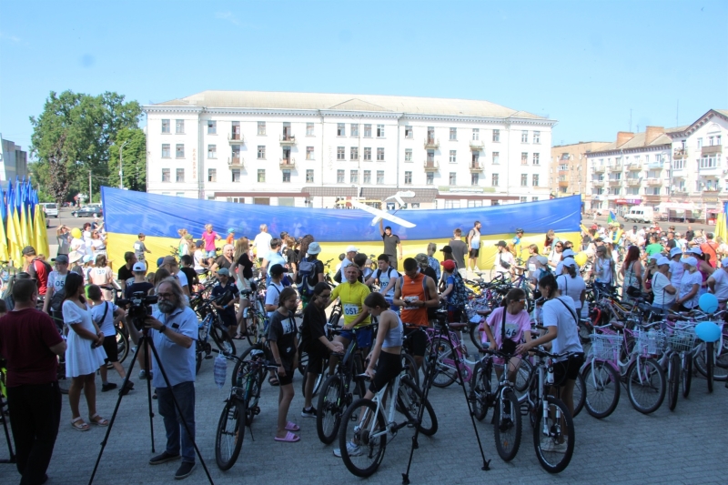 У Ніжині відбувся ювілейний благодійний велопробіг. Збирали кошти на ЗСУ