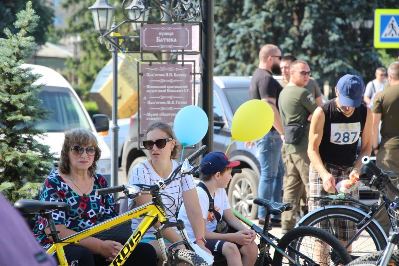 У Ніжині відбувся ювілейний благодійний велопробіг. Збирали кошти на ЗСУ