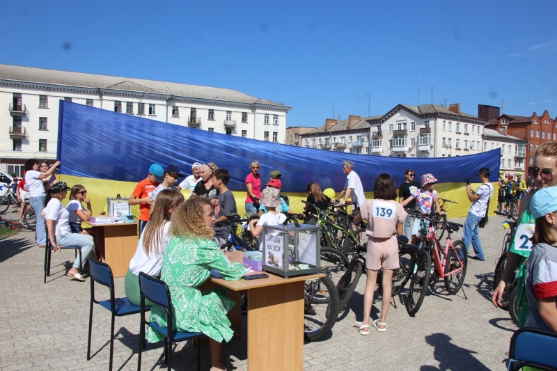 У Ніжині відбувся ювілейний благодійний велопробіг. Збирали кошти на ЗСУ