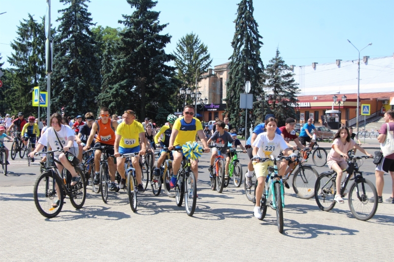 У Ніжині відбувся ювілейний благодійний велопробіг. Збирали кошти на ЗСУ