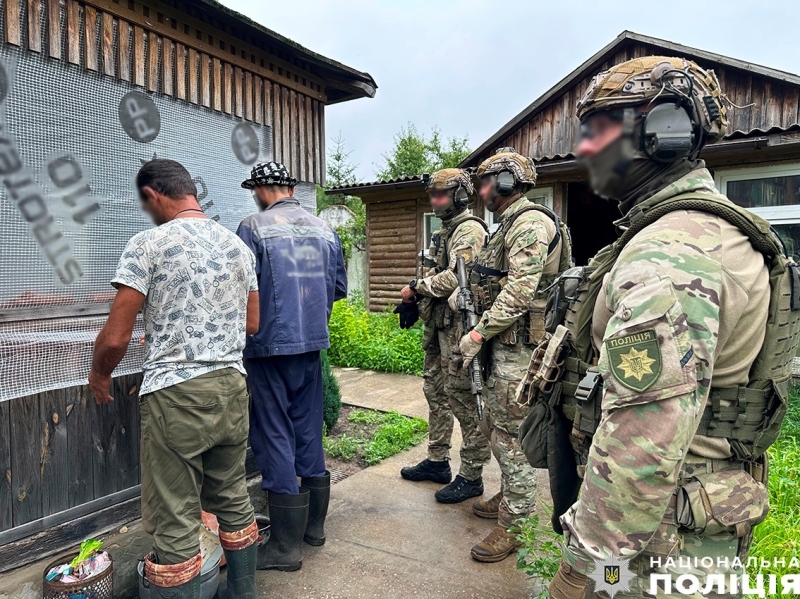 Затримали злочинну групу, що займалася виготовленням та збутом великих партій наркотиків